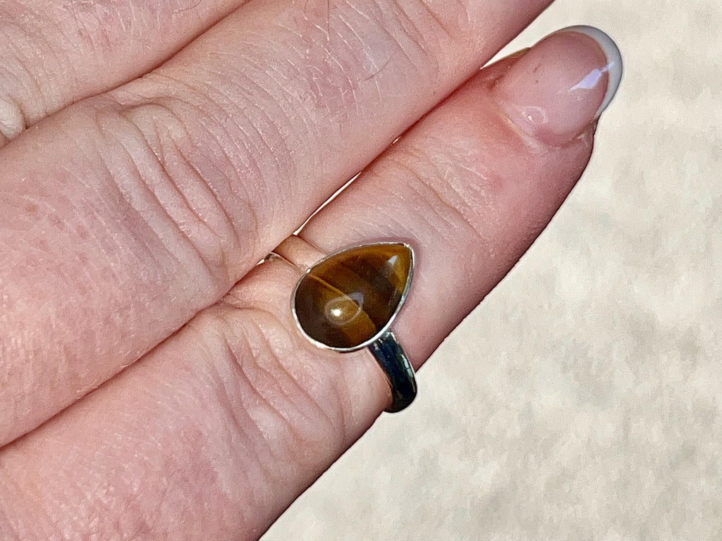 Tigers Eye Crystal Ring Size M, 925 Sterling Silver, Healing Crystal Jewellery Gift, Golden Gemstone for strength, UK Ethically sourced